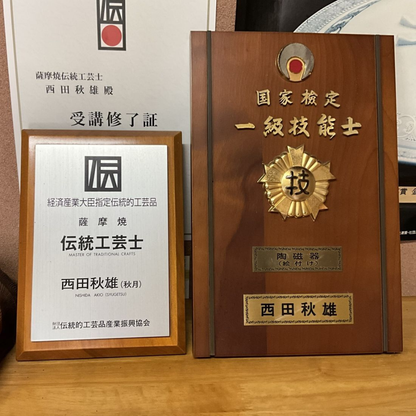 [KAGOSHIMA] SYUGETSUGAMA KILN Accessory Box (Octagonal Gold Accents / Warm Flowers)