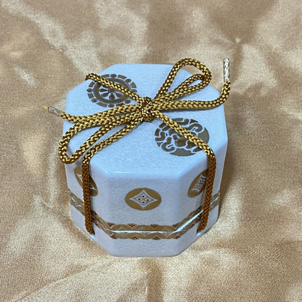 [KAGOSHIMA] SYUGETSUGAMA KILN Accessory Box (Octagonal Gold Accents / Warm Flowers)