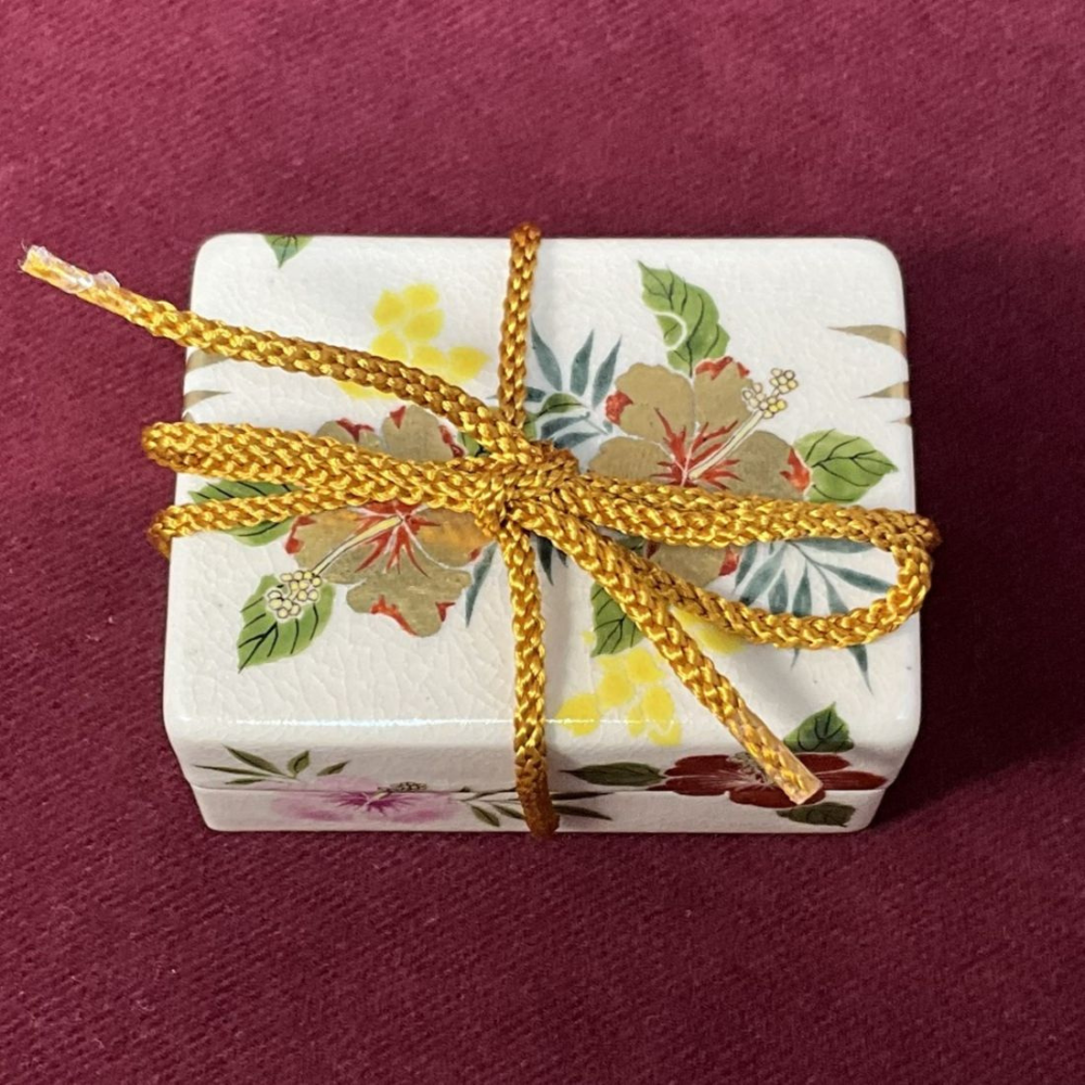 [KAGOSHIMA] SYUGETSUGAMA KILN Accessory Box (Octagonal Gold Accents / Warm Flowers)