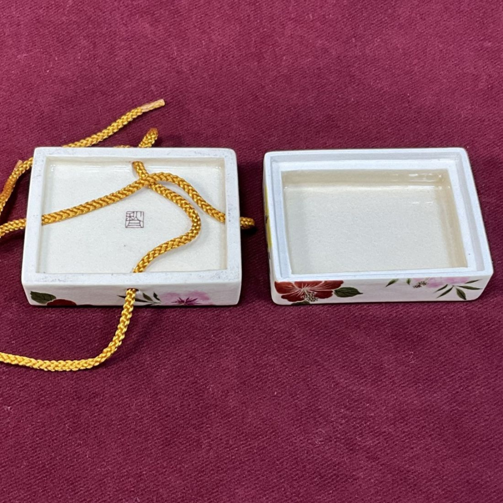 [KAGOSHIMA] SYUGETSUGAMA KILN Accessory Box (Octagonal Gold Accents / Warm Flowers)