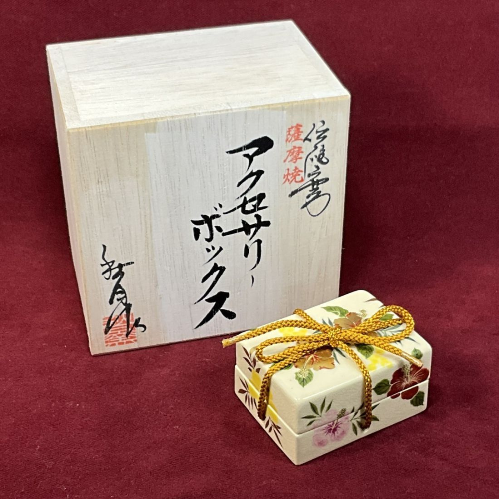 [KAGOSHIMA] SYUGETSUGAMA KILN Accessory Box (Octagonal Gold Accents / Warm Flowers)
